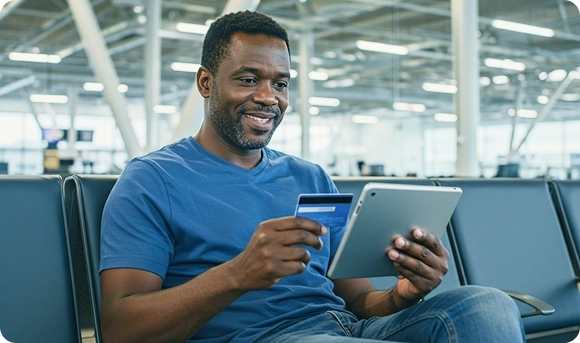 Homem usando laptop verificando pontos e benefícios acumulados